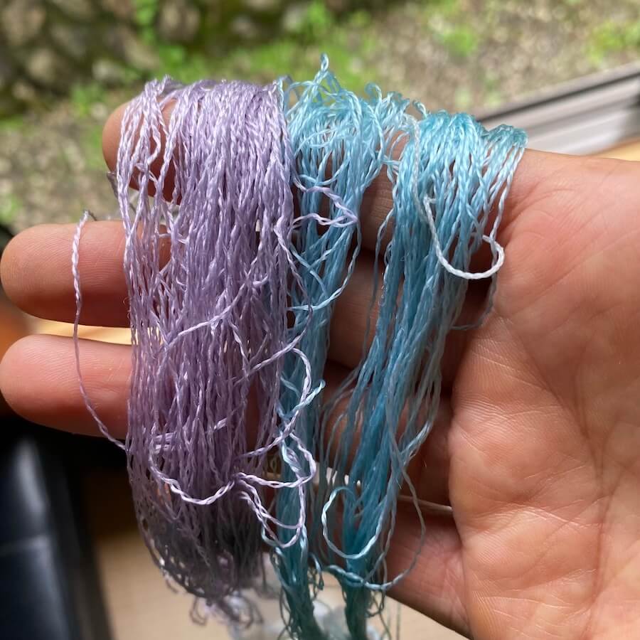 染めた糸